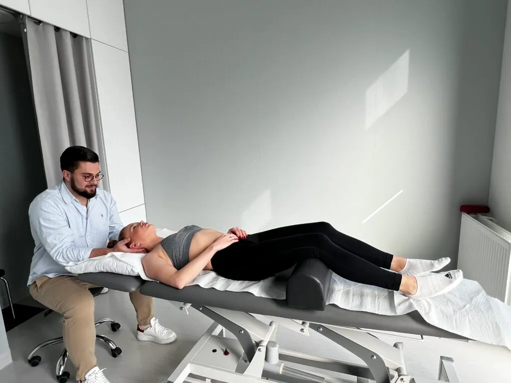 Osteopata w Warszawie wykonujący terapię manualną w gabinecie Back2Health na Ochocie